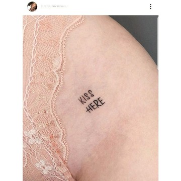 「親親」KISS HERE紋身貼紙 微刺青 輕紋身  IG 紋身貼 防水 持久 可愛 少女 超美 性感 網紅 文字 草寫