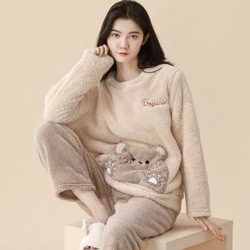 La Belleza多巴胺法蘭絨加厚軟糯保暖寬鬆卡通小熊貼布上衣+法蘭絨長褲居家服睡衣套裝