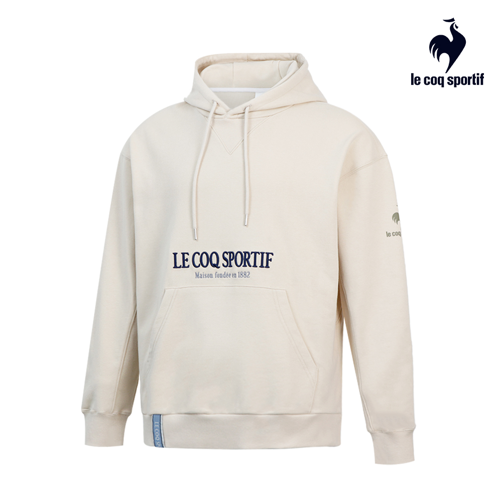 【LE COQ SPORTIF 法國公雞】男女款梔子米色休閒基礎連帽T恤LWQ2313480