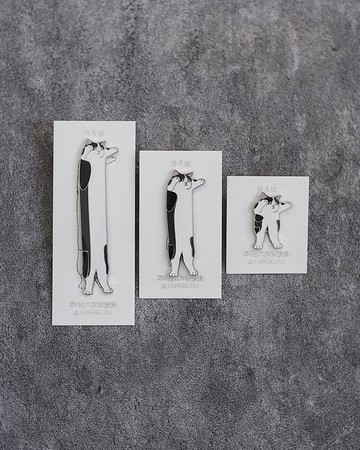 深三灰色伸長貓 喵喵襟章