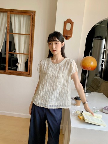 |初秋新品2件75折| 暗紋蕾絲上衣|米色|有裡襯|無彈|不透明