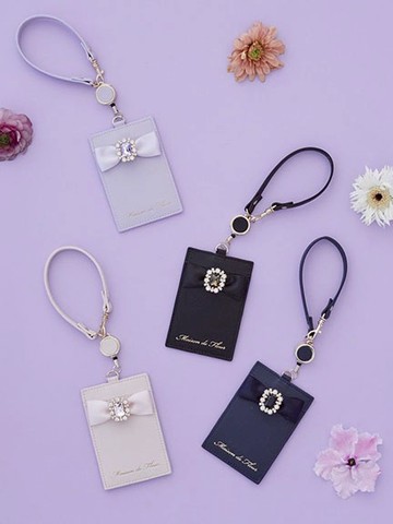 優雅緞帶寶石綴飾可伸縮證件套(08001387300) - Maison de FLEUR