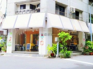 R9◆忠孝公園◆圖書館◆大面寬收租三角窗店面｜高雄市新興區德智街