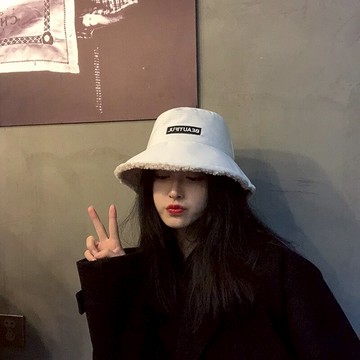 【雙面戴】仿羊羔毛絨漁夫帽子女冬季韓版潮百搭日系字母ins盆帽1入