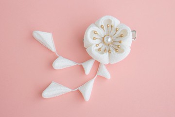 可愛小梅髮飾 白色 髮簪 Tsumami Zaiku 七五三 和服 日式小物 成人式 畢業典禮 入學典禮 新年 浴衣 搖曳 飄逸 胸針