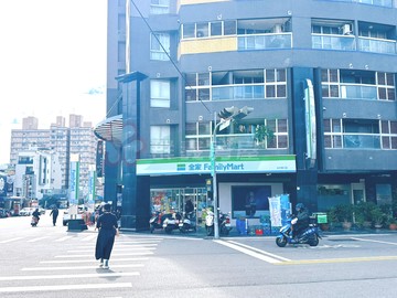 藍筱茹正美村路全家便利商店｜台中市南區美村路二段