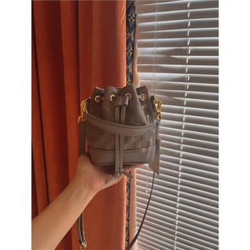 迷你真皮水桶包包2024新款潮女款斜挎包高級感小眾百搭洋氣小拎包