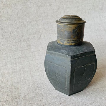 中國 清代厚錫六角雕花茶罐 │ 金屬工藝品 古典 雅致 古件
