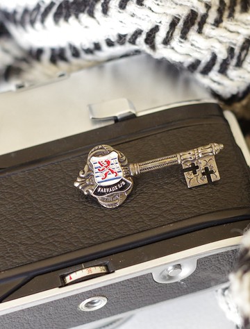 1古董摩登復古vintage 銀色雕花琺瑯鑰匙別針胸針 B843