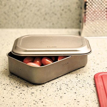 【贈綁帶】日式便當盒含鈦蓋 (一體成型) 抗菌好洗 不殘異味 日式便當盒含鈦蓋