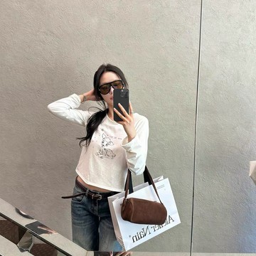 小鹿斑斑全棉T恤女 鬆弛感白色長袖上衣女 印花捲邊打底t恤女 秋冬女裝 內搭長袖上衣 短版上衣 小個子長袖