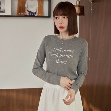 OB嚴選-舒彈純色英文印花短版上衣《AB17934-》