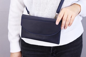 女士皮革小肩包 附蝴蝶口袋 / 皮革斜挎包