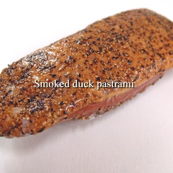 合鴨パストラミ1本200g Duck smoked pastrami 黒胡椒香る合鴨パストラミ。オードブル　パーティにいかがでしょうか♪　かも肉