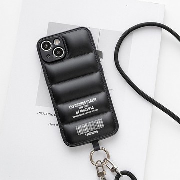 [帶有標誌設計和名稱的羽絨服式智慧型手機保護套] 智慧型手機肩帶零件、絎縫、文字 OS40U