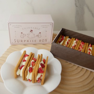 【嗜甜女子】『草莓季甜點 』 ＡＯＰ奶油 草莓果乾夾心餅鐵盒