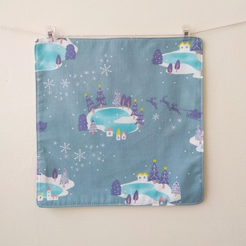 日本純棉手帕 = 繪本風 = 湖畔小屋 = 深藍綠 (共4色)