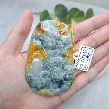 逸品軒~天然緬甸玉A貨-M0010-飄花帶黃山水墜子 長77.5mm寬50.3mm厚6.4mm 寓意胸懷天下、財源廣進與