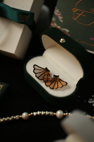 經典系列 天鵝SWAN 方形鋯石  黑與白 貼耳耳環 醫療級鋼針