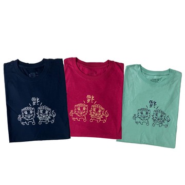 T恤，原創藝術設計，雙獅圖騰，帶來好運與幸福。100% 純棉，穿著舒適透氣，版型優美。