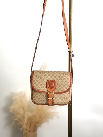 【 日本直送 名牌中古包 】CELINE  સリーヌ 馬車圖騰 肩背包 米色 前方釦飾 PVC 皮革 vintage nnbcwv