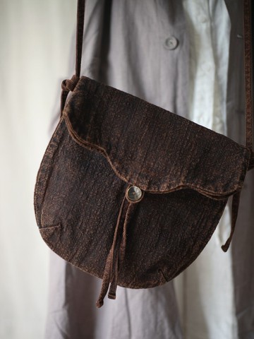 植物染斜背袋棕色復古風斜挎包手工天然染色苧麻布細揹帶手機包
