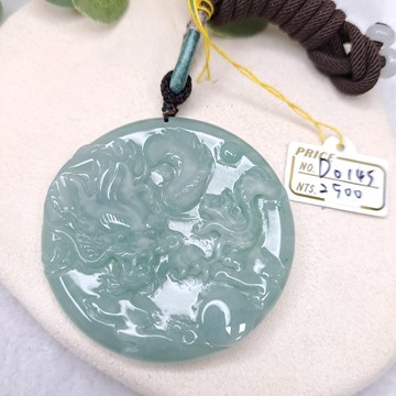 逸品軒~天然緬甸玉A貨-D0145-細糯湖水藍龍牌墜子 直徑53.9mm厚5.5mm 霧面雕刻，寓意「步步高升」、「平步