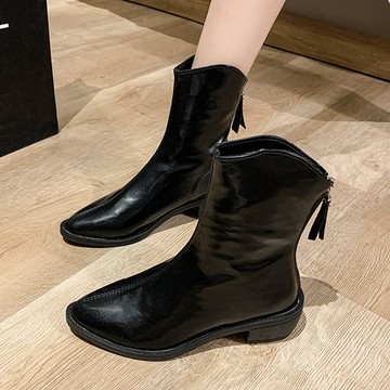 【現貨出清】尖頭靴．經典顯瘦皮革V型粗跟短靴．白鳥麗子