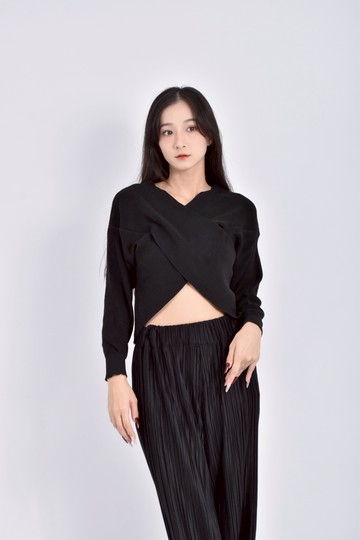 (S) 針織交叉黑色毛衣