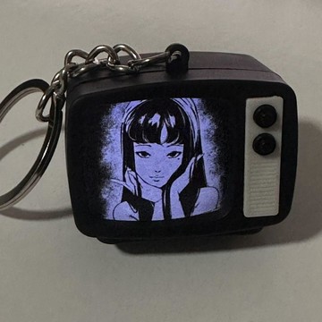 🌞包包優選寶藏品🌟🌟川上富江伊藤潤二創意發光發聲l周邊小電視機鑰匙扣掛墜🌞