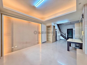 土庫商圈｜稀有釋出｜社區型精美車庫透天｜高雄市楠梓區清豐二路