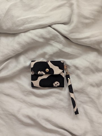 四層短夾錢包-黑色澎圓黑花 6卡層+掛繩