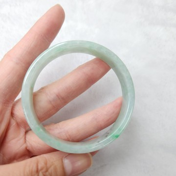 逸品軒～天然緬甸玉A貨-B530025-冰糯綠飄花帶烏雞方鐲  寬12.3mm厚3.6mm內徑53mm約16.8圍