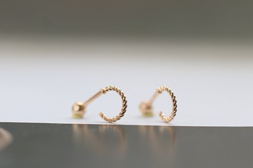 14K  C型花捲鎖珠耳環 (單個)耳骨 耳窩 不退色