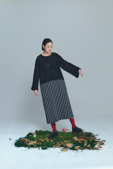 黑色蕾絲針織罩衫搭配黑白條紋背心裙