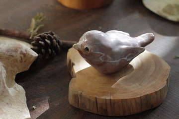 好可愛純手捏手繪紫色小鳥陶瓷擺飾