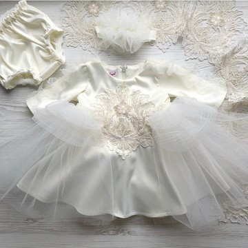 帶金色蕾絲和珍珠的象牙色連衣裙、頭帶、女嬰內褲。