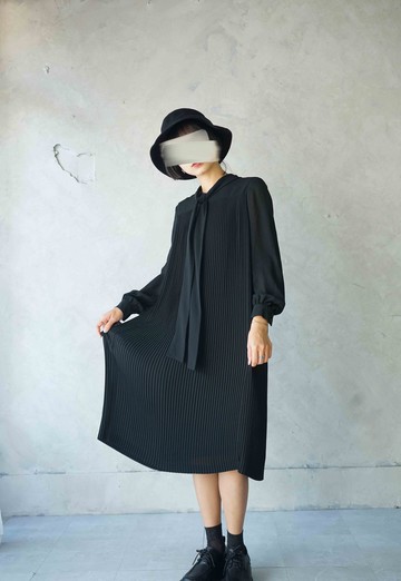 尋寶古著-經典黑色壓摺傘版綁帶復古雪紡洋裝