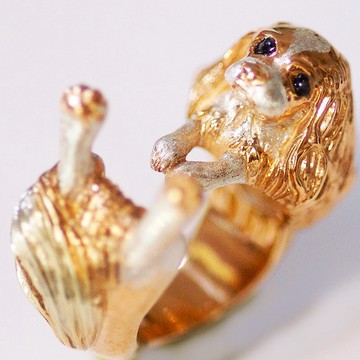 擁抱姿勢的騎士戒指 [免運費] 大眼睛和掛耳環的騎士狗被製成可愛的姿勢戒指