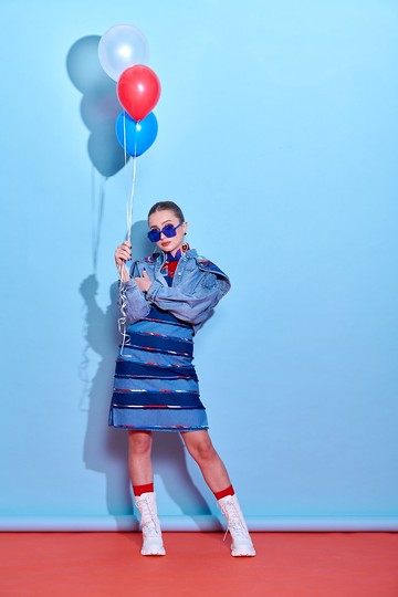 【香港精神】環保牛仔飛行員夾克配經典紅白藍真絲披肩 | 國潮