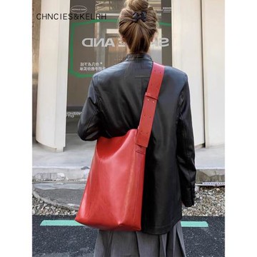紅色水桶包包女2026新款本命年大容量通勤百搭單肩包油蠟皮斜挎包
