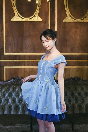 馬克是熱情洋溢小女孩  小白花刺繡雪紡紗綢縮腰洋裝