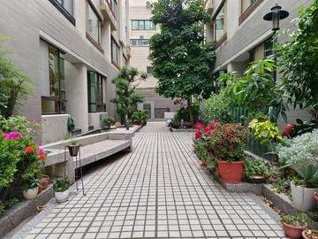 近亞果碼頭花園車庫透天｜台南市安平區府平路