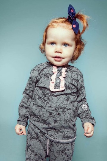 灰色滿版兔兔上衣