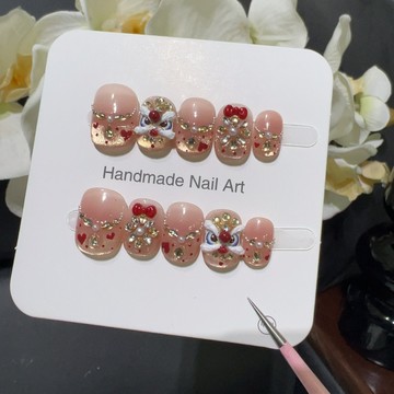 ☀️Hannah☀️優選爆款【萌獅報喜】國潮醒獅裸粉穿戴甲紅金鑽飾浮鵰設計新年款手工美甲短款2026新款上新