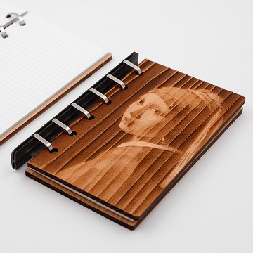 台灣檜木藝術畫板活頁筆記本-戴珍珠耳環少女|一手掌握書寫生活點