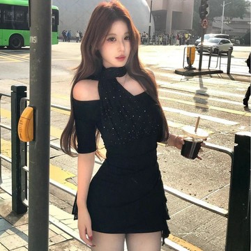 【春季辣妹 夏季御姐 黑色連衣裙 純欲風 斜肩 鎖骨 修身顯瘦 性感 氣質 連身裙 性感連身裙 辣妹連身裙 黑色洋裝 小