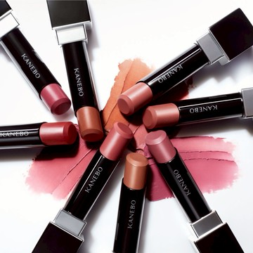 【KANEBO】輕甜美妝小禮盒組 悸動口紅(6色任選)♥️獨家｜舒芙蕾質地｜薄霧柔焦效果｜滑順抗暈持久｜薄霧般柔焦｜生日快樂｜溫柔霧感｜