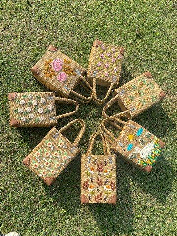手工刺繡krajood包根據圖片中的花樣選擇刺繡花樣。