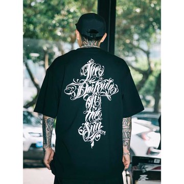 雙頭燕EKHLAS紋身師Will聯名刺青奇卡諾花體字十字架口袋短袖T恤